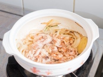 step7: 下豬腩片炒至肉變色，不用熟透。