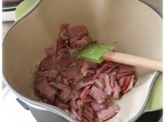 step3: 再加入煙肉，炒一至兩分鐘，直至香味溢出。