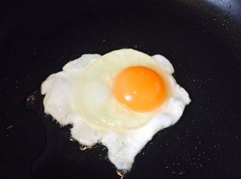 step5: 繼續用同一隻鑊煎好太陽蛋，盛起。