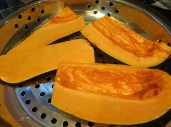 step1: 先做<span class="group_3">南瓜粉</span>:
-  南瓜去籽，切大塊，大火蒸半小時
 - 蒸好放涼後，用大匙把肉刮出