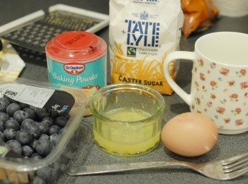 step1: 這個食譜可做一個普通大小的馬克杯蛋糕。植物油可用菜油，花生，橄欖油也可。也可加入藍莓，也超配的！