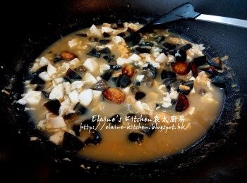 step12: 最後加入炸蒜頭及少許胡椒粉調味拌勻 , 盛起淋在菠菜上 , 再放上餘下的鹹蛋黃粒即可