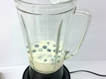 step2: 將洗淨的籃莓倒入撹拌機，再加入1杯高鈣脱脂奶；然後將1湯匙Rawtanica有機猴麵包果粉加入一起撹拌。