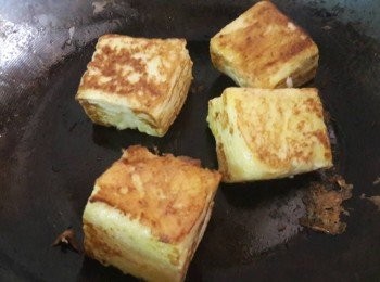step6: 平底鍋加少許奶油 , 再把土司下鍋煎至四邊金黃