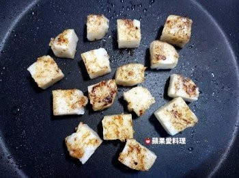 step4: 放入蘿蔔糕，倒少許油，煎到兩面呈金黃色。