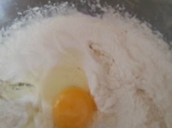 step2: 蛋一顆一顆加入,先拌勻後再加下一顆,這樣比較容易拌勻.