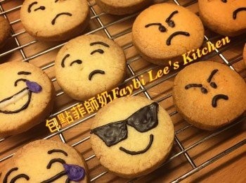 step8: 取出，放在架上待涼後，便可用朱古力筆畫上圖案作裝飾。