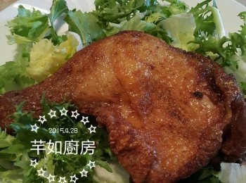 step5: 器皿上放上沙律菜及雞脾，即成