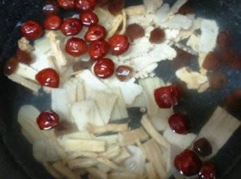 step3: 鍋加入清水，倒入紅棗，黨參，當歸，北芪和龍眼肉