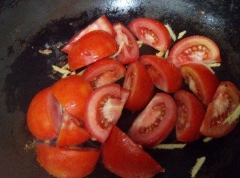 step5: 鑊不用洗，直接下蕃茄和水，煮成蕃茄醬汁，然後再下薑絲和蔥段一起兜煮。如想蕃茄更出味，可用鑊鏟壓扁蕃茄。