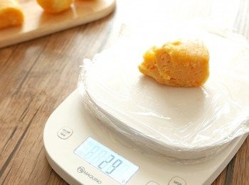 step11: 取出撻皮麵團，平均分成10等份，建議秤重來確定每份份量相同。