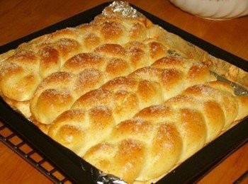 step9: 發酵好之後，刷上蛋液，撒上椰蓉，放入烤箱烤15分鐘左右（根據自家烤箱而定），成品。