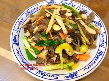 step9: 倒回肉絲再翻炒一下使所有<span class="group_1">食材</span>混合;

加入<span class="group_3">調味料</span>拌勻即起鍋