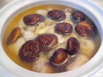 step4: *燉鍋加1000m水。香菇，香菇水。以小火燉煮30分。