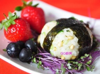 step9: 放在擺盤中，就完成一道精緻可口的健康米飯團囉!