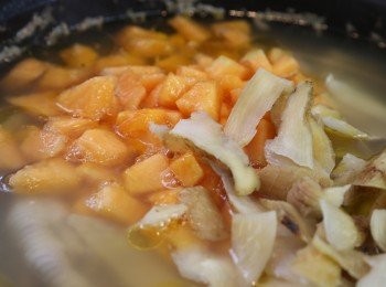 step7: 加入蜜瓜、玉竹再煲1.5小時