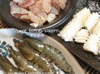 step3: 魷魚及海蝦洗淨, 用廚房紙印乾水份, 魷魚開花, 備用