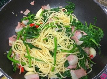 step5: 最後加入意粉伴勻，之後再調味即可