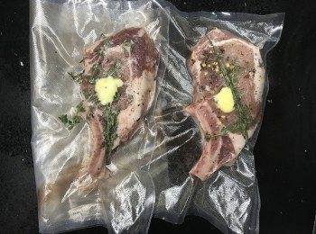 step3: 慢煮塔(slow cook tower) 調較時間及溫度 (由室溫水升至65度需時約6-8分鐘)
 放入豬鞍，並用夾夾實，慢煮65度90分鐘。