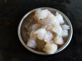 step2: 急凍虎蝦，切粒