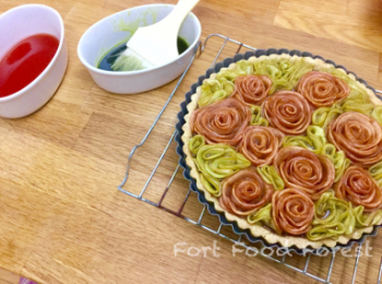 step21: 將留下來的紅蘋果糖水, 加入1茶匙檸檬汁及1湯匙士多啤梨果醬; 

而青蘋果糖水, 則加入1茶匙檸檬汁及1茶匙砂糖; 

然後用微波爐分別加熱大約30-40秒煮糖漿.