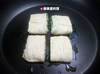 step9: 將香菜豆皮捲排在鍋底，開小火慢煎。