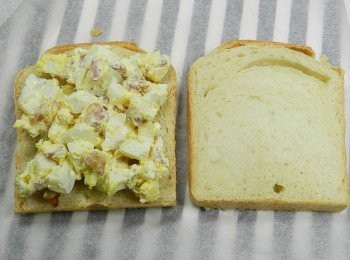 step16: 吃午餐時，再優雅的將<span class="group_2">沙拉</span>包入土司中