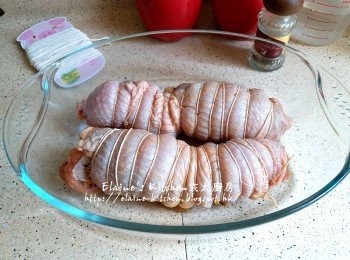 step5: 再放在已醃好的<a href="https://bit.ly/2ZxapeY" target="_blank" data-keyword="雞扒" class="guide-link"><strong>雞扒</strong></a> <span style="display:inline-block;vertical-align:middle;margin-top:-3px;color:initial;border-radius:3px;padding:2px 3px;font-size:12px;line-height:14px;background:#87d300;color:#fff;">即買</span> 中下方位置 , 卷起後用料理棉繩紮實靜待30分鐘