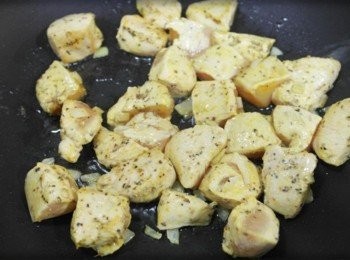 step9: 悶煮同時取另一鍋將雞肉煎至熟^^ 接著鋪在飯上即完成囉:)