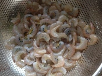 step1: 蝦洗淨去皮，挑掉內臟，備用。