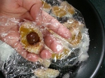 step12: 用一張保鮮紙放入一件粉團,加一粒麥提莎朱古力