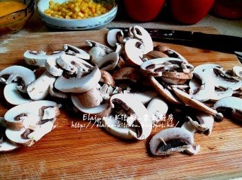 step2: 白蘑菇 , 啡蘑菇去蒂切片 , 椰菜切絲