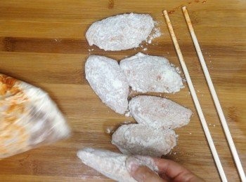 step4: 把醃好的<a href="https://bit.ly/3zHU5V3" target="_blank" data-keyword="雞中翼" class="guide-link"><strong>雞中翼</strong></a> <span style="display:inline-block;vertical-align:middle;margin-top:-3px;color:initial;border-radius:3px;padding:2px 3px;font-size:12px;line-height:14px;background:#87d300;color:#fff;">即買</span> 拿出來， 先沾第一層麵粉，調味料留用