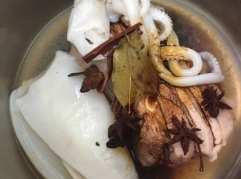 step1: 1)將八角, 桂皮及月桂葉用熱水浸