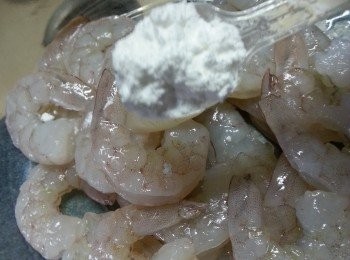 step1: 急凍蝦仁解凍後用1茶匙生粉擦洗蝦仁,再沖洗乾淨