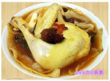 step3: 3 取出較大較深的碟子，藥材做底再加入土雞，倒入燒水200ml和2大匙紹興花雕酒，然後放上鍋面蒸即可。