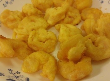 step3: 蝦全部倒入<span class="group_4">麵漿</span>,熱油下巳沾好<span class="group_4">麵漿</span>的蝦,需分開少少一隻一隻慢慢落鑊,炸到脆面攞起再炸一次。