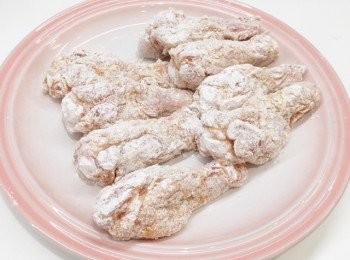 step2: 將雞腿均勻地包上麵粉