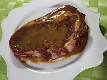 step3: 倒在牛柳上調味, 煎鑊開大火，下牛油及1湯匙油至牛油溶化起泡，牛柳用廚紙略為印乾下鑊煎香兩面，不用全熟，用錫紙包著牛柳待用