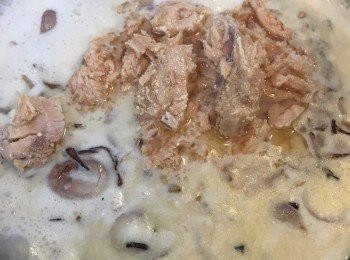 step3: 加牛奶，然後慢慢把醬汁煮成為creamy,把整罐罐頭內的三文魚全部倒入醬汁內