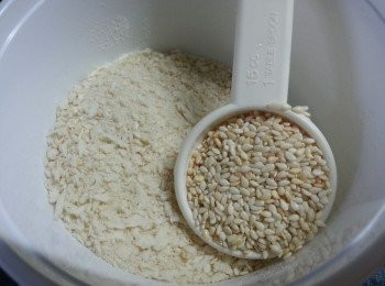 step5: 將已炒熟的白芝麻加入麵包糠內拌勻