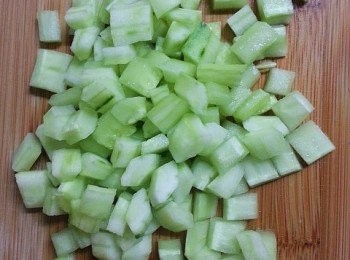 step1: 青瓜洗淨刨皮除囊切粒。