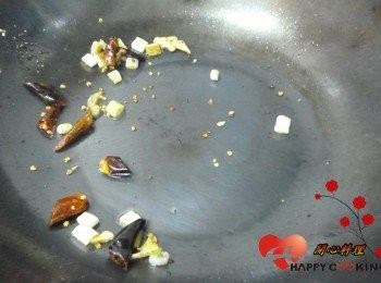 step6: 餘油爆香辣椒與蔥薑末
