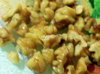 step4: 烤熟的核桃放涼切丁