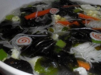 step2: 水煮開後，依序放入胡蘿蔔、紫菜、魚板、麵線、蛋，加入少許的糖、塩巴、香油，最後加入青蔥，即可呈於碗中，上桌享用創意料理：魚板紫菜蛋花麵線