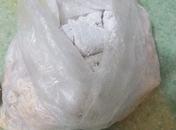 step2: 把步驟(1)放入保鮮袋內並加入蕃薯粉封口搖晃這可使雞腿肉能平均沾上蕃薯粉。