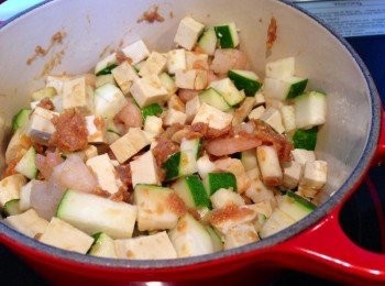 step6: 用LC煮的話，幾乎不用加水，還可保持食物的水份，做到原汁原味的效果。 2. 不喜歡食蝦的朋友，可用帶子替代。