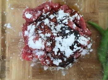 step2: 牛柳切條，下<span class="group_3">醃料</span>醃制15分鐘左右。