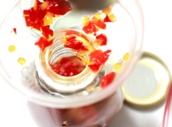 step12: 煮好的辣椒醬先倒至大碗中, 以停止繼續加熱。
待辣椒醬温度降至不燙手, 但仍有餘温的情況下開始裝瓶。這個情況就足以式產生真空的環境, 使辣椒醬可存放更久。
一般來說, 存放室溫三個月是沒問題的。