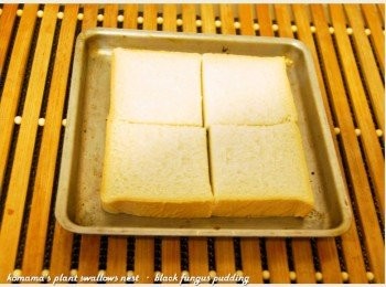 step2: 先將白吐司分切成1/4塊的形狀後備用。